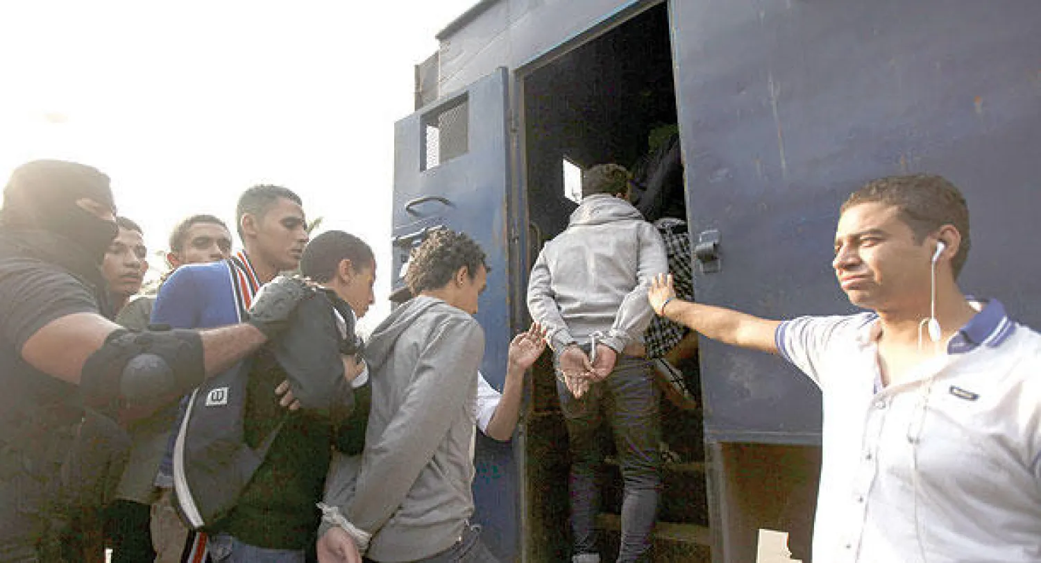 قوات الأمن المصرية أثناء القبض على عدد من الطلاب الضالعين في أحداث الشغب في جامعة الأزهر أول من أمس (رويترز)