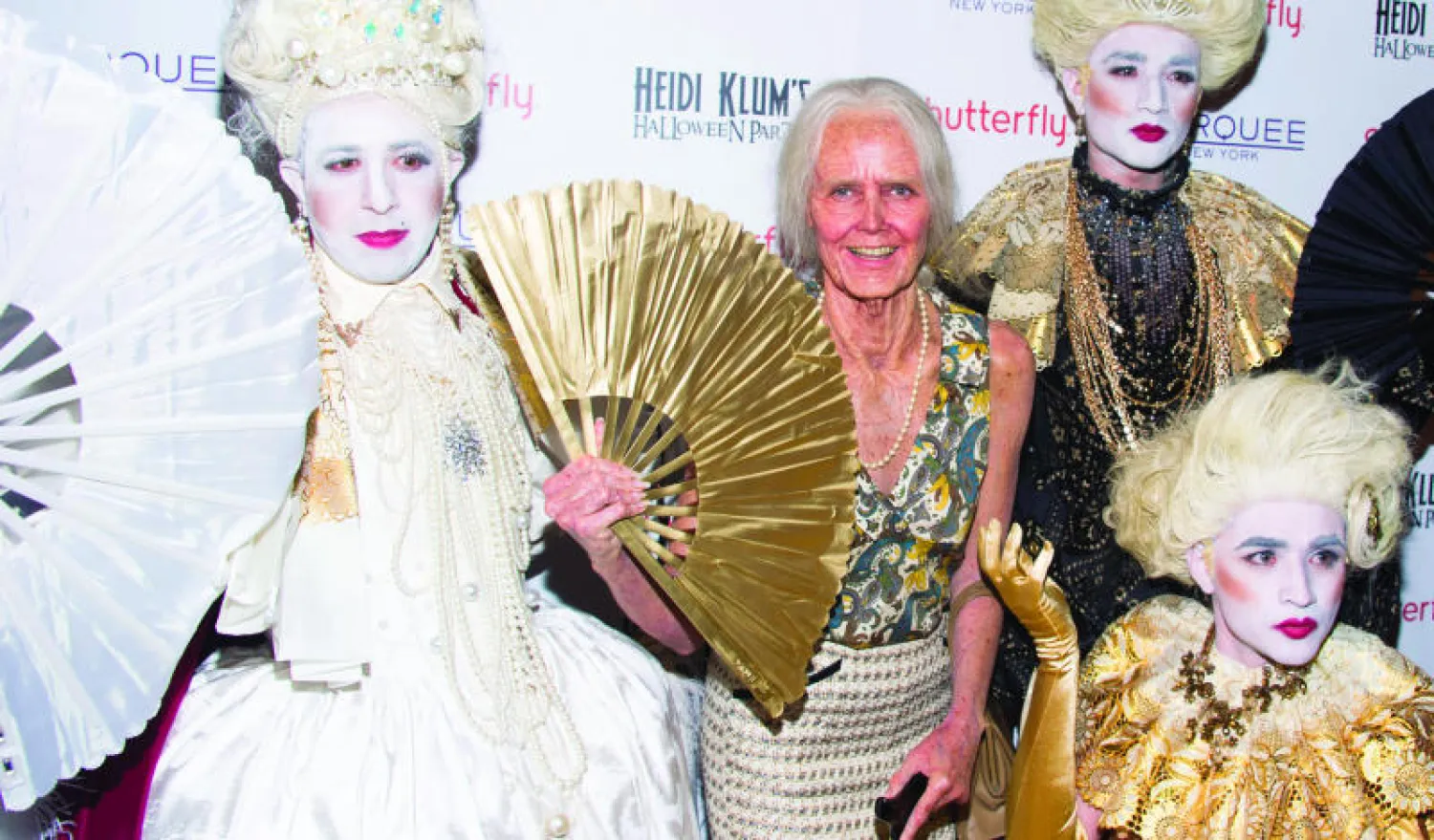 هايدي كلوم تظهر كامرأة عجوز في حفل «الهالوين»