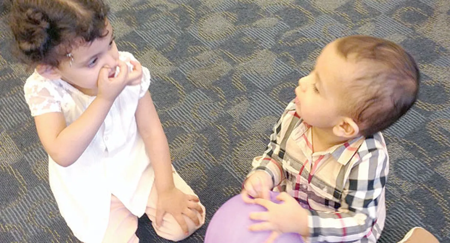 شكل غياب دور متخصصة في رعاية الأطفال عائقا أمام الكثير من الأسر العاملة وسببا في تنامي أعداد الخادمات في السعودية («الشرق الأوسط»)