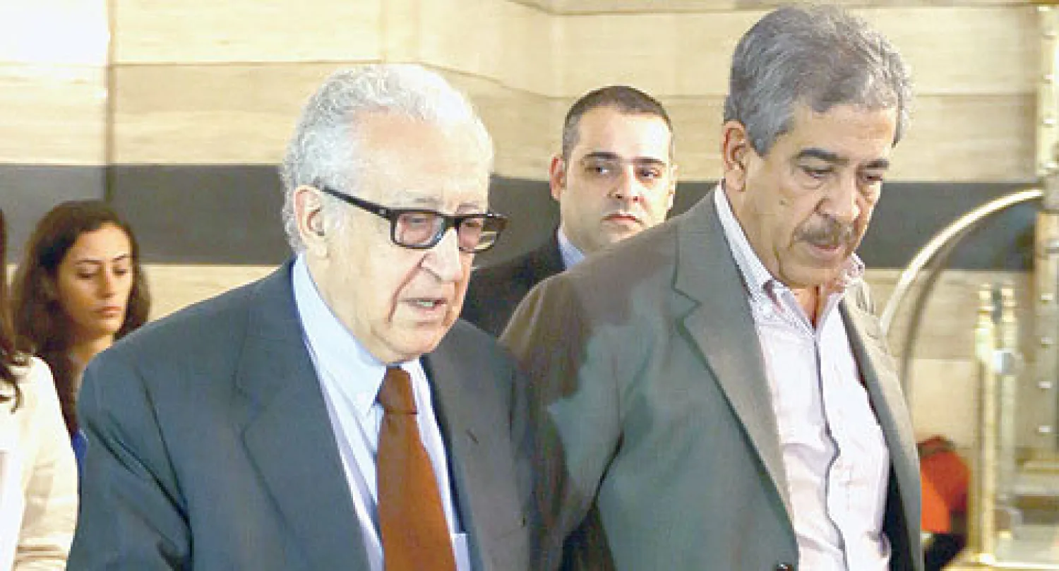 الأخضر الإبراهيمي أثناء مغادرته الفندق في دمشق أمس (أ.ف.ب)