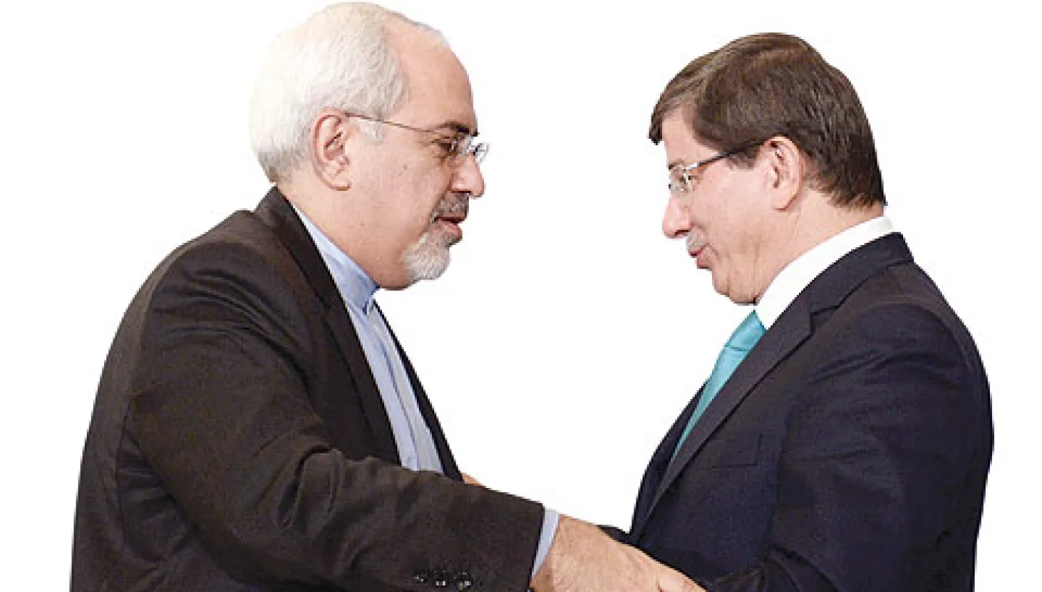 لاحت بوادر تقارب إيراني تركي حول سوريا، حيث أبدى الطرفان قلقا مشتركا، أمس، بشأن تزايد الطابع الطائفي للحرب الأهلية الدائرة في سوريا, فيما يشير ذلك إلى تحسن في العلاقات التي توترت بين البلدين بسبب خلافات بشأن هذا الصراع. وقال أحمد داود أوغلو وزير الخارجية التركي في مؤتمر في إسطنبول أمس «بالجلوس ه...