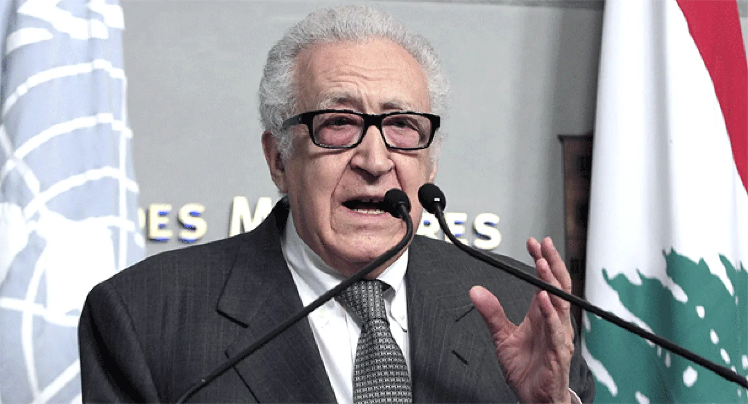 الأخضر الإبراهيمي بعد وصوله إلى لبنان في مؤتمر صحفي عقب مغادرته دمشق ولقائه المسؤولين السوريين (أ.ب)