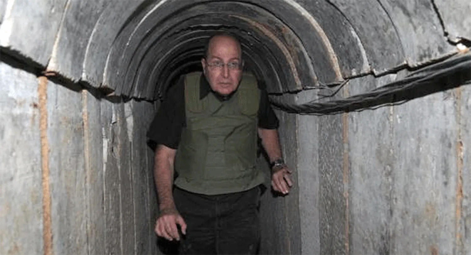 صورة لوزير الدفاع الإسرائيلي موشيه ياعلون أثناء تفقده النفق الذي بنته حماس بمسافة 1.7 كلم ويصل بين القطاع وجنوب إسرائيل وتم اكتشافه الشهر الماضي قبل تفجيره (إ.ب.أ)