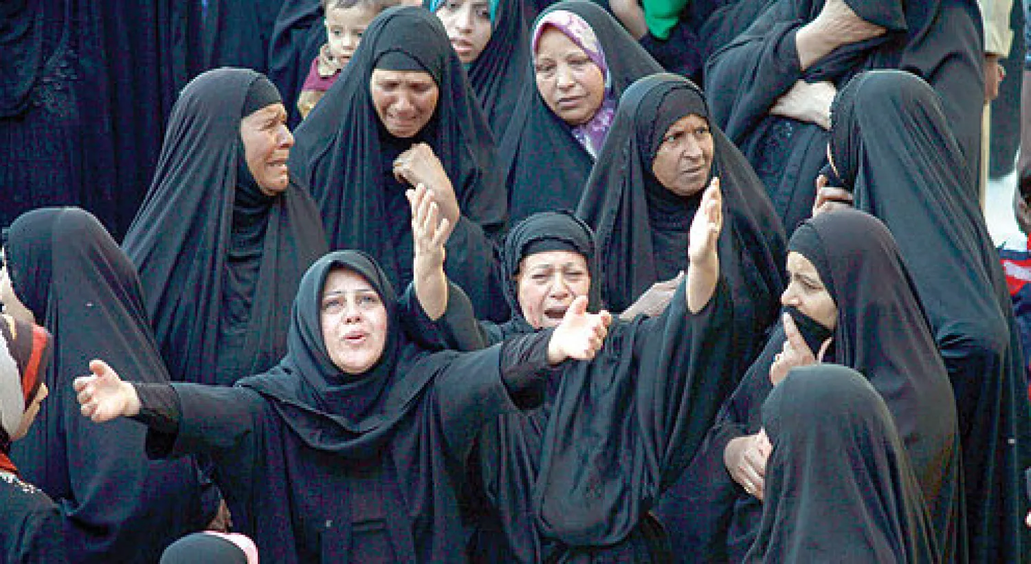 عراقيات في العاصمة العراقية في مجلس عزاء لفقدانهن أشخاصا من عوائلهن نتيجة الجرائم الإرهابية التي تضرب بغداد كل يوم تقريبا (أ.ب)