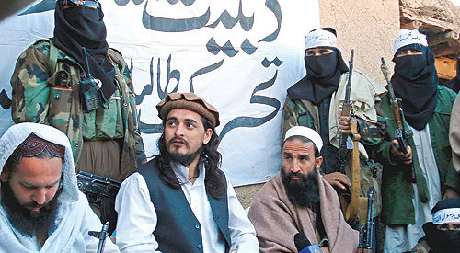 حكيم الله محسود (الثاني يسارا) يجلس رفقة ناشطين آخرين أثناء لقاء مع صحافيين في منطقة بالشري القبلية الباكستانية في صورة يعود تاريخها إلى 26 نوفمبر 2008 (إ.ب.أ)