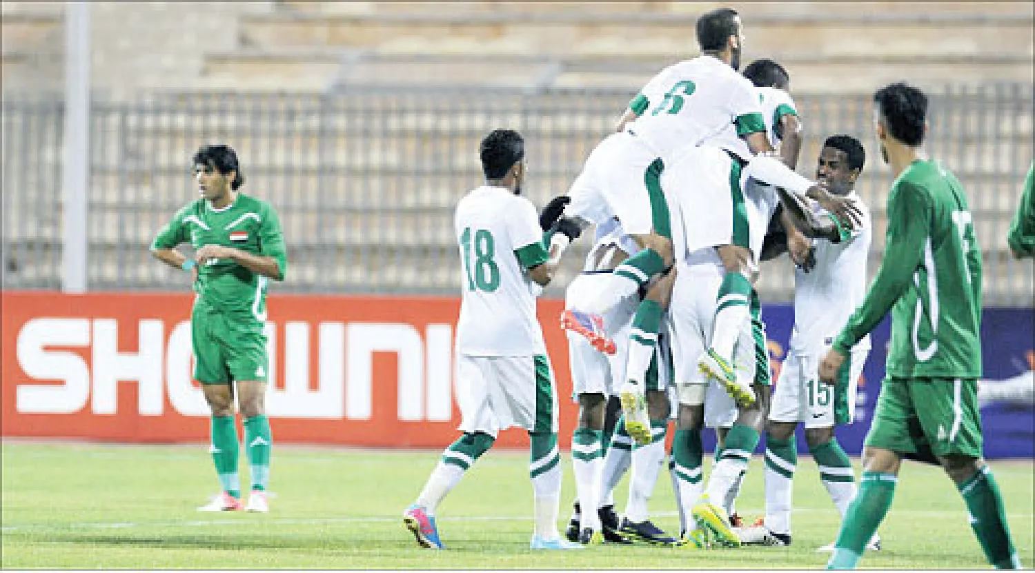 لاعبو المنتخب السعودي يحتفلون بأحد أهدافهم في مباراة الذهاب أمام العراق في عمان