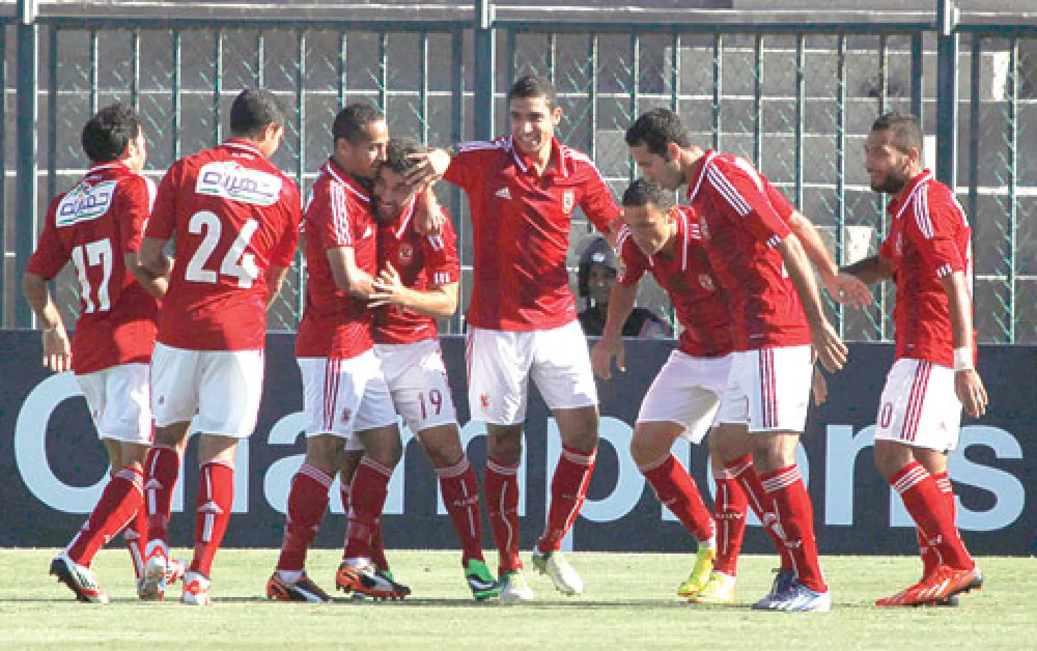 فرحة لاعبي الأهلي بعد الفوز على القطن الكاميروني والتأهل لنهائي دوري الأبطال (رويترز)