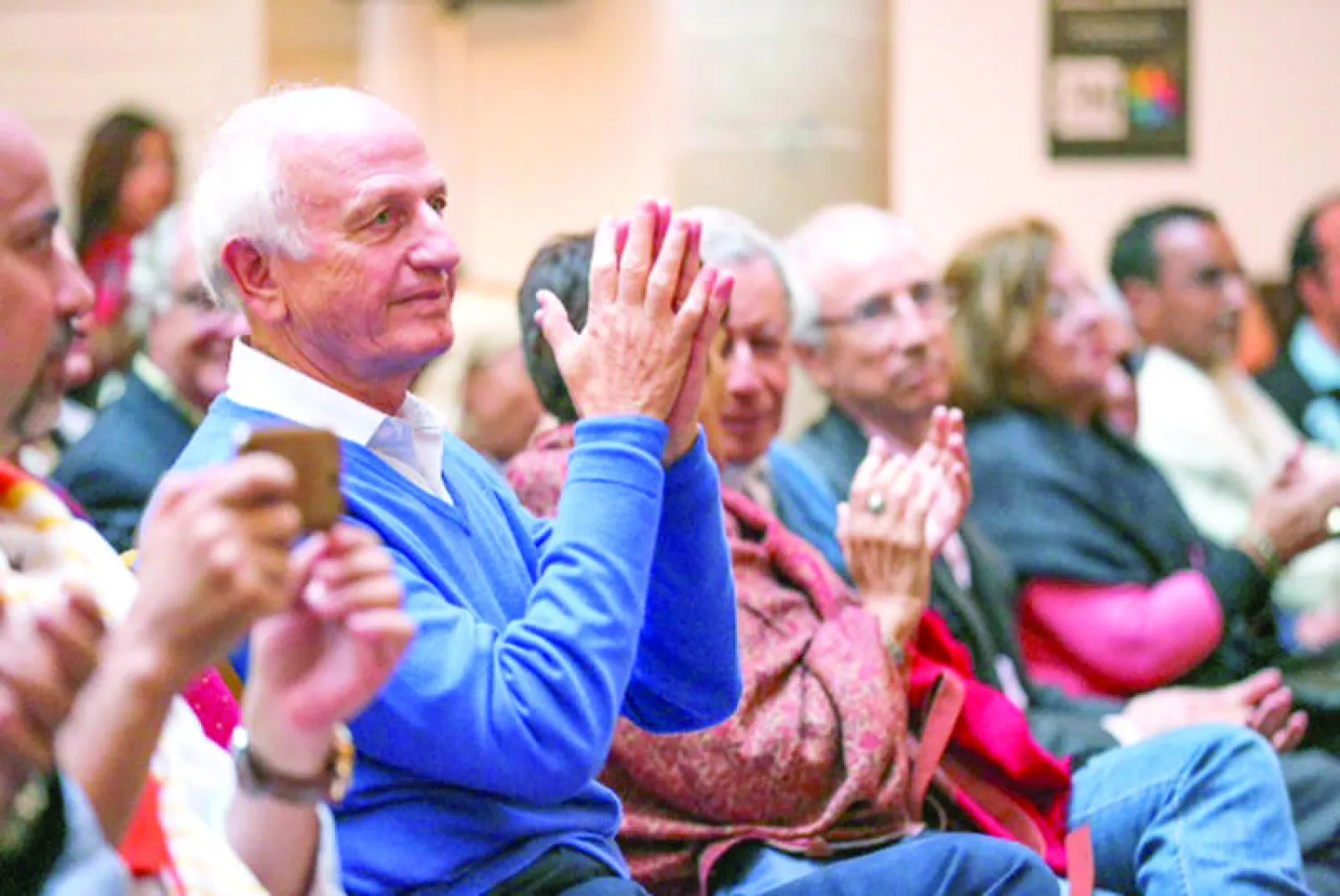 آندريه أزولاي مستشار العاهل المغربي الملك محمد السادس والرئيس المؤسس لـ«جمعية الصويرة  موغادور» متفاعلا مع فقرات من الدورة العاشرة لـ«مهرجان الأندلسيات الأطلسية» («الشرق الأوسط»)