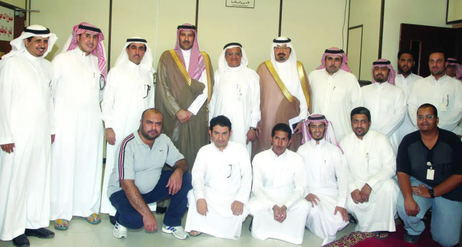 الأمير فيصل بن سلمان ود. محمد بن إبراهيم السويل رئيس مدينة الملك عبد العزيز  للعلوم والتقنية وعدد من المسؤولين والباحثين (واس)