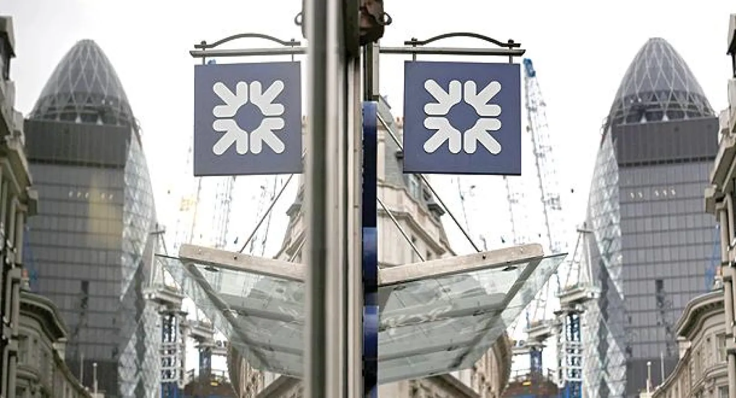 «رويال بنك أوف سكوتلاند» في لندن أيضا من البنوك  التي تحقق مع وسطاء عملة لديه (رويترز)