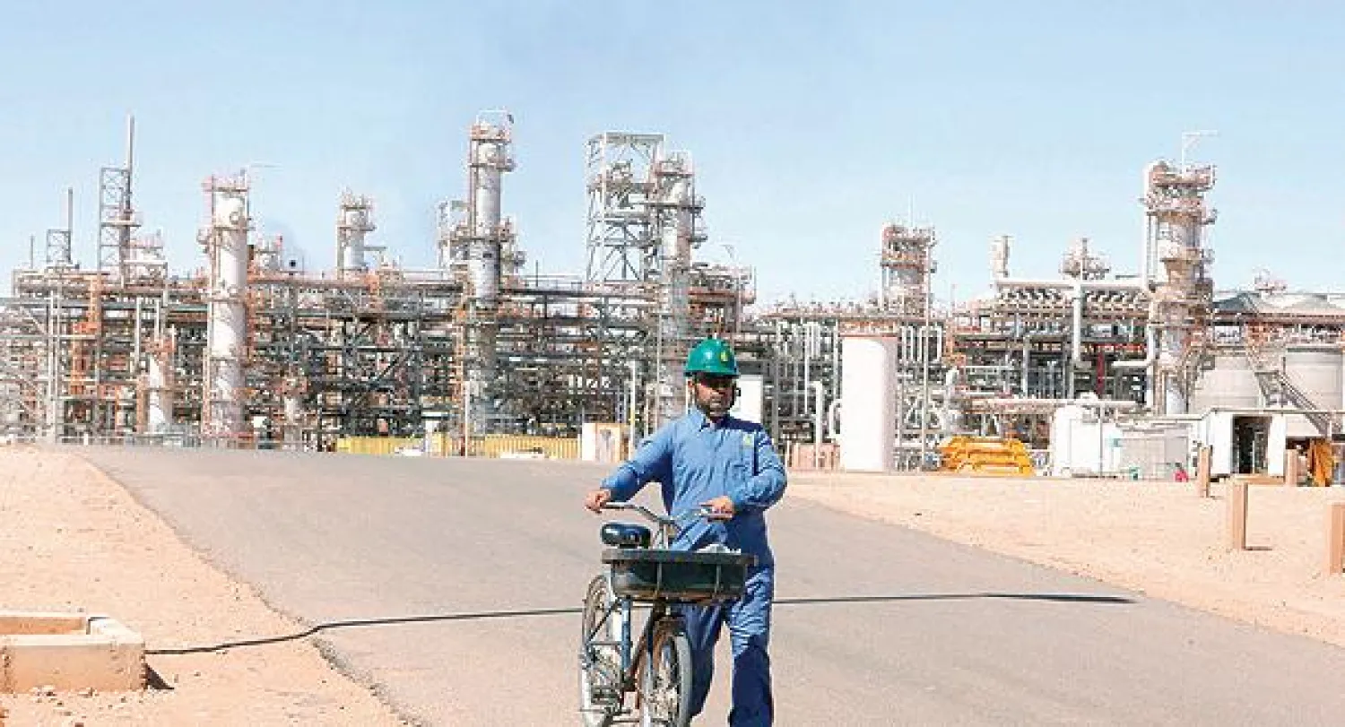 عامل في إحدى محطات تكرير الغاز في أميناس جنوب شرقي العاصمة (رويترز)