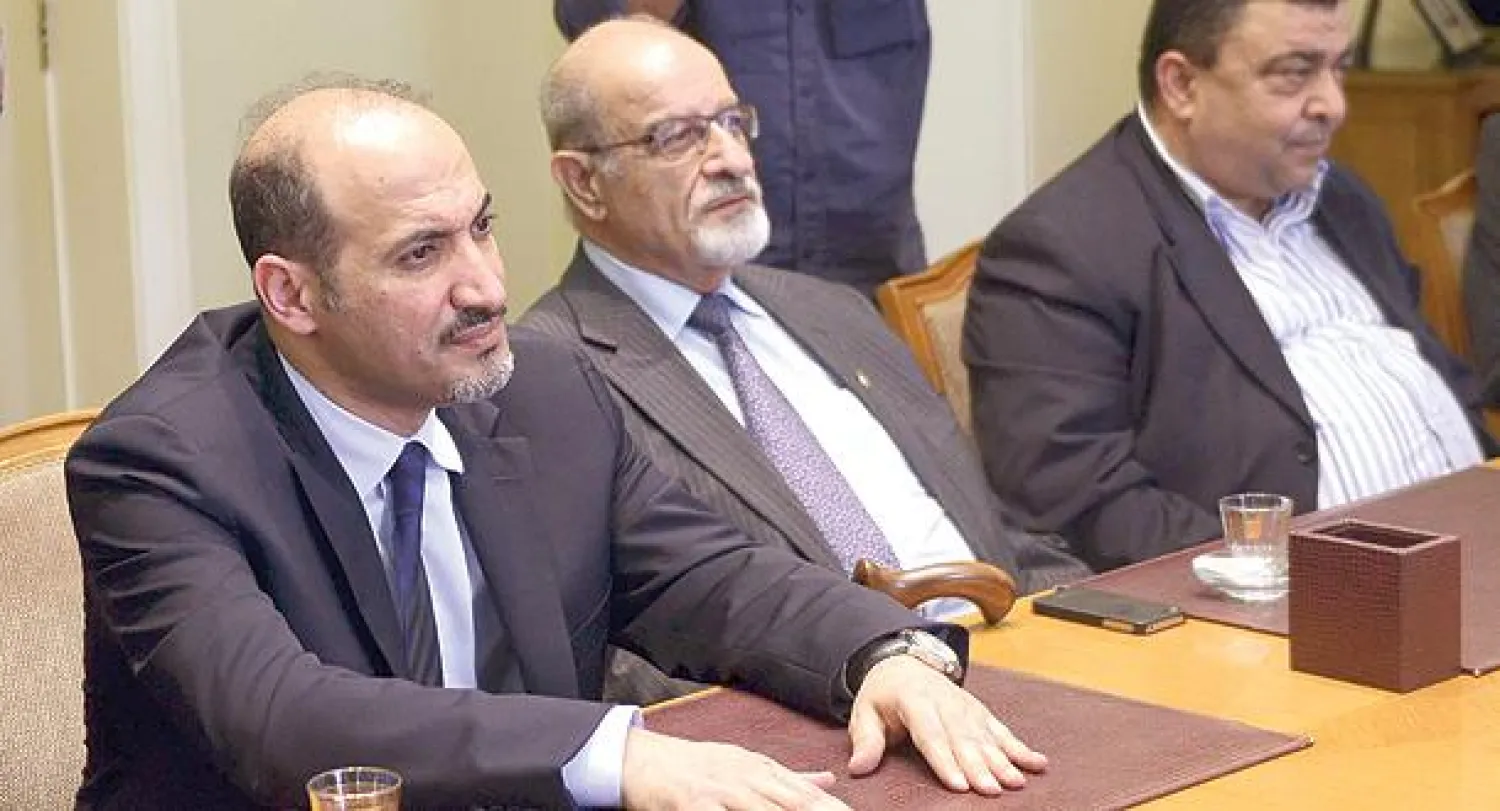 رئيس الائتلاف السوري المعارض أحمد الجربا (يسار) وإلى جانبه القيادي هيثم المالح خلال اجتماع في مقر الجامعة العربية بالقاهرة أمس (رويترز)