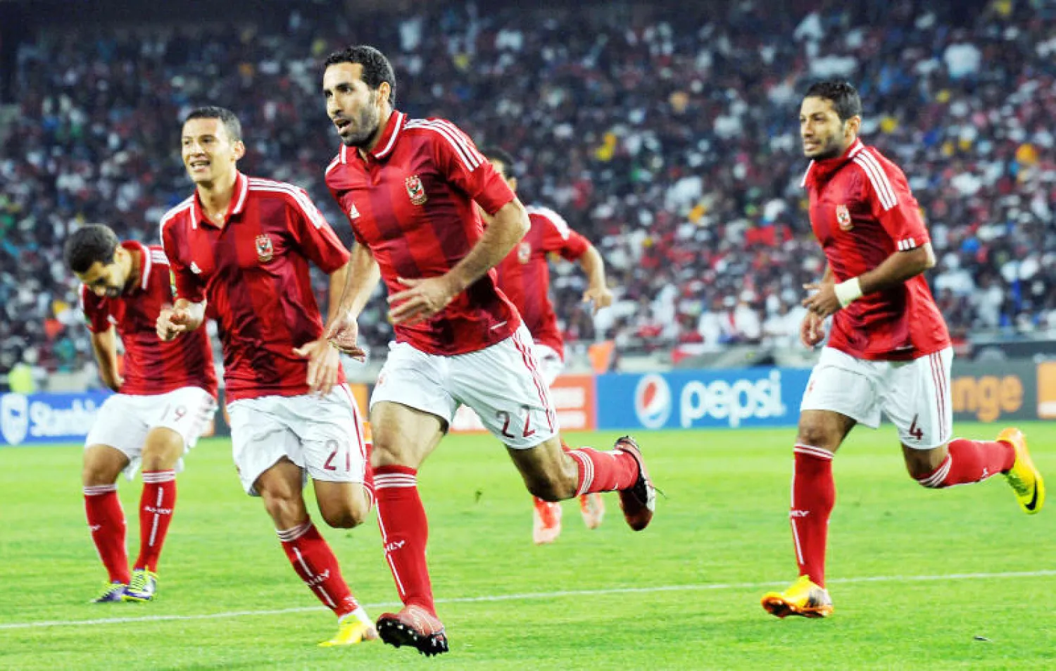 محمد أبو تريكة يحتفل بهدفه في مرمى الضيوف قبل أن يدركوا التعادل (أ.ف.ب)