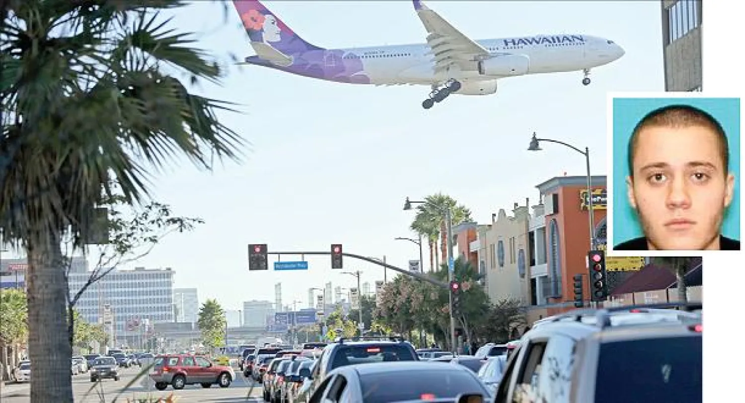 حركة سير بطيئة جدا للسيارات قرب مطار لوس أنجليس فيما جرى استئناف جزئي للرحلات أمس غداة حادثة إطلاق النار (أ.ب)  وفي الإطار صورة لمنفذ الهجوم بول أنتوني سيانسيا قدمتها الشرطة (إ.ب.أ)