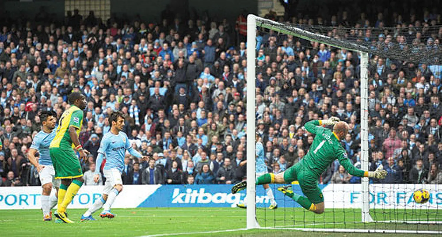 أغويرو (يسار) يساهم في سباعية سيتي بالهدف السادس (إ.ب.أ)