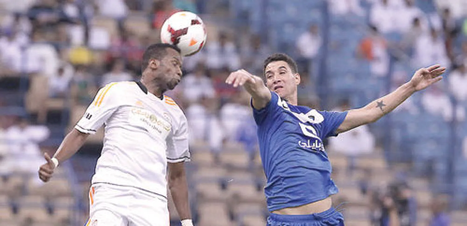 البرازيلي نيفيز لاعب الهلال في كرة رأسية مع مدافع الشباب وليد عبد الله خلال مباراة الفريقين أول من أمس (تصوير: سعد العنزي)