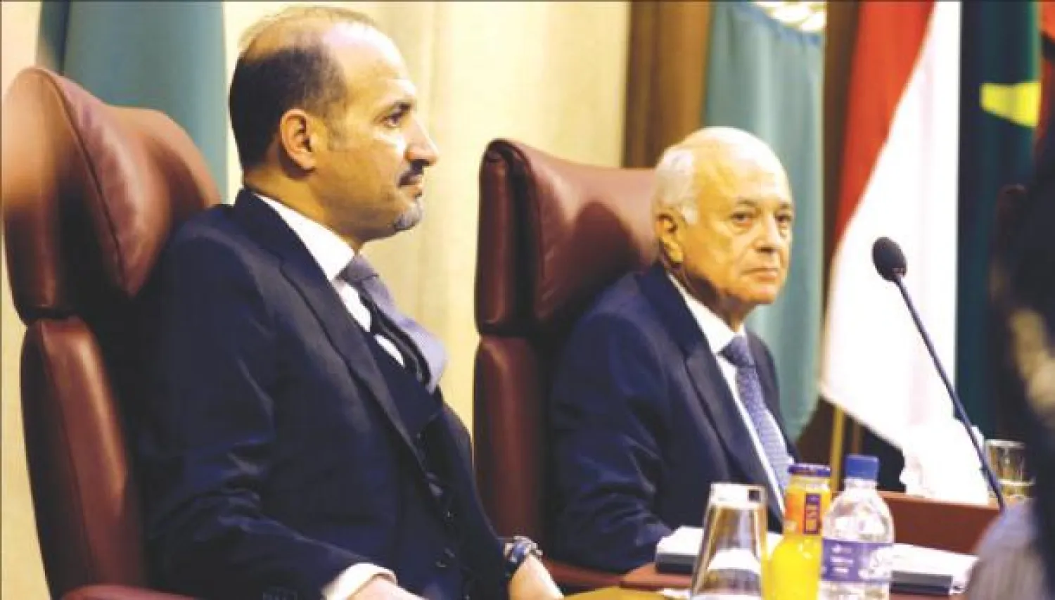 أحمد الجربا زعيم المعارضة السورية بجانب نبيل العربي الأمين العام لجامعة الدول العربية في القاهرة أمس (أ. ب)