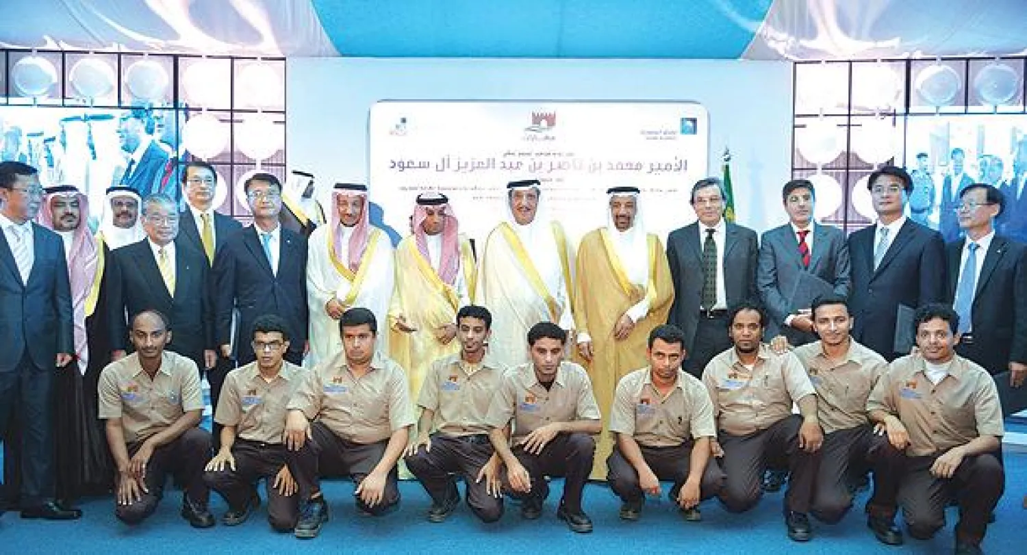 الأمير محمد بن ناصر أمير منطقة جازان يتوسط الدكتور علي الغفيص محافظ المؤسسة العامة للتدريب التقني والمهني  وخالد الفالح رئيس شركة «أرامكو السعودية» وممثلي الشركات وعددا من المتدربين المستفيدين من البرنامج («الشرق الأوسط»)