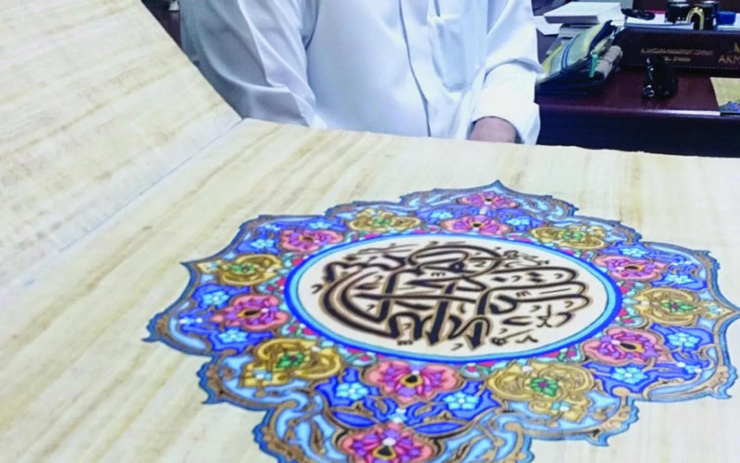 خطاط مصري ينجز كتابة نسخة فريدة من المصحف الشريف على ورق «البردي» في 50 شهرا