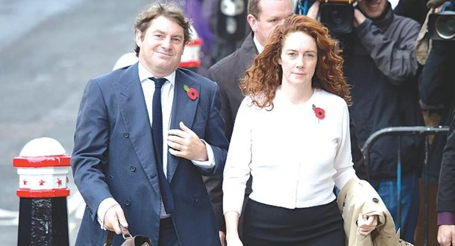 ربيكا بروكس الرئيسة التنفيذية السابقة لـ«نيوز إنترناشيونال» تصل مع زوجها تشارلي  لجلسة جديدة من محاكمتها يوم الجمعة الماضي (أ.ف.ب)