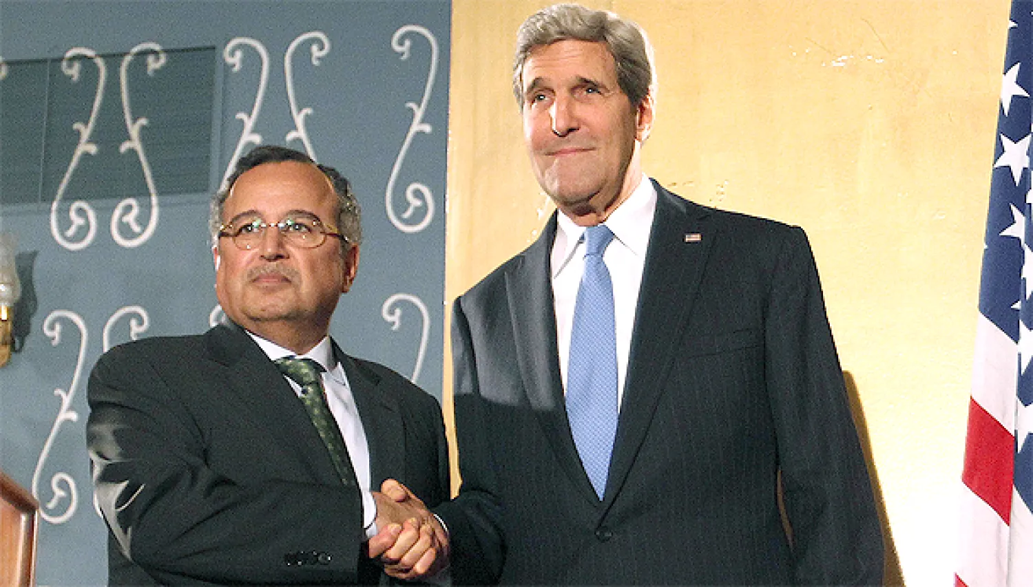 وزير الخارجية الأميركي جون كيري مع نظيره المصري نبيل فهمي (إ.ب.أ)