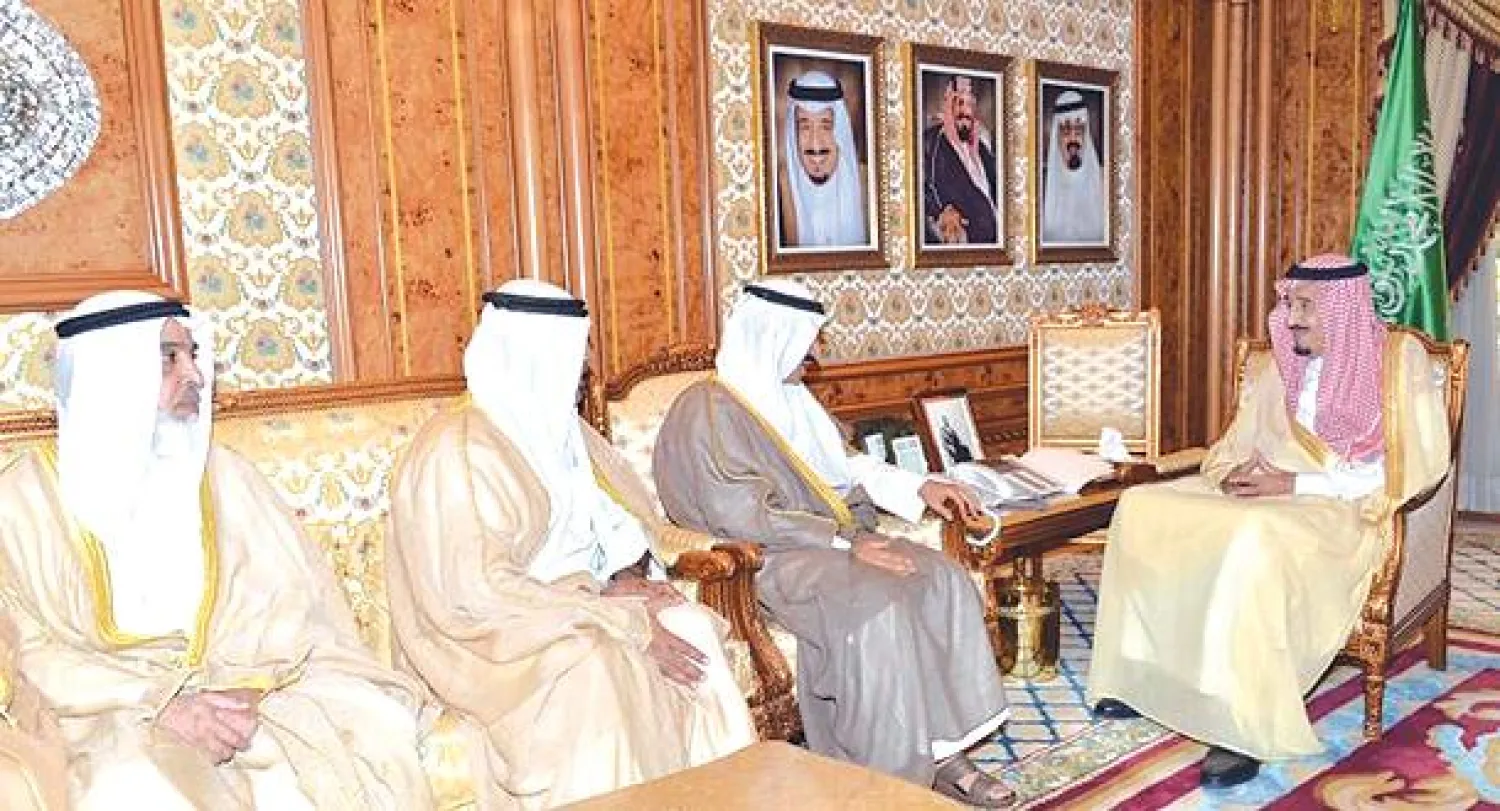 الأمير سلمان خلال لقائه رئيس الهيئة العامة لمكافحة الفساد  بدولة الكويت والوفد المرافق له في الرياض أمس (واس)