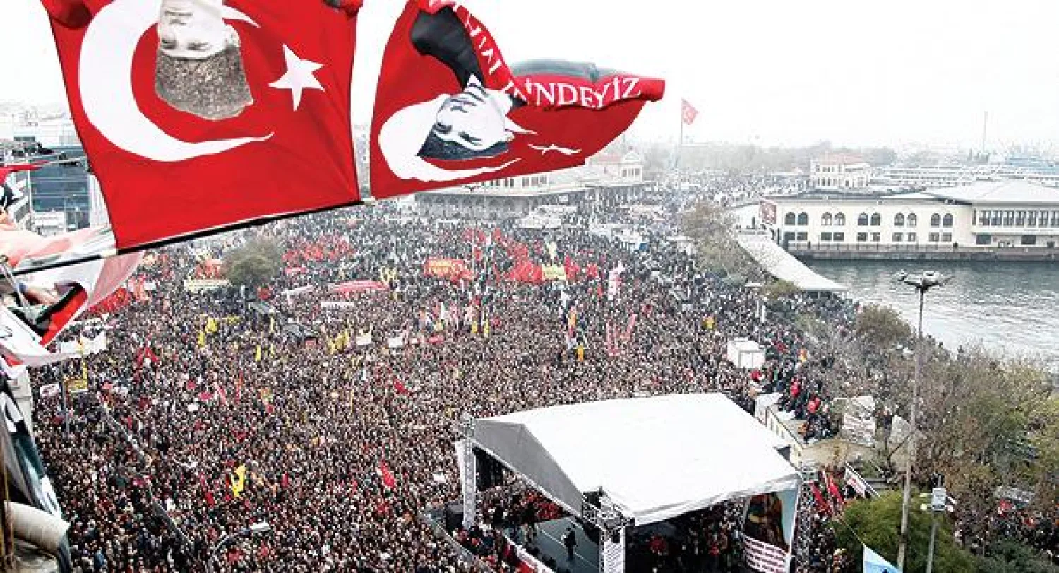 تجمع للعلويين في اسطنبول أمس للمطالبة بالمساواة في حقوق المواطنة والمعتقد (إ.ب.أ)