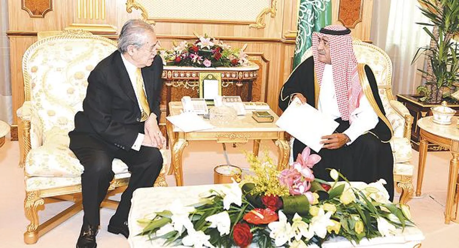 النائب الثاني خلال لقائه رئيس الوزراء الماليزي السابق عبد الله بدوي الذي سلمه رسالة من رئيس وزراء بلاده إلى خادم الحرمين الشريفين (واس)