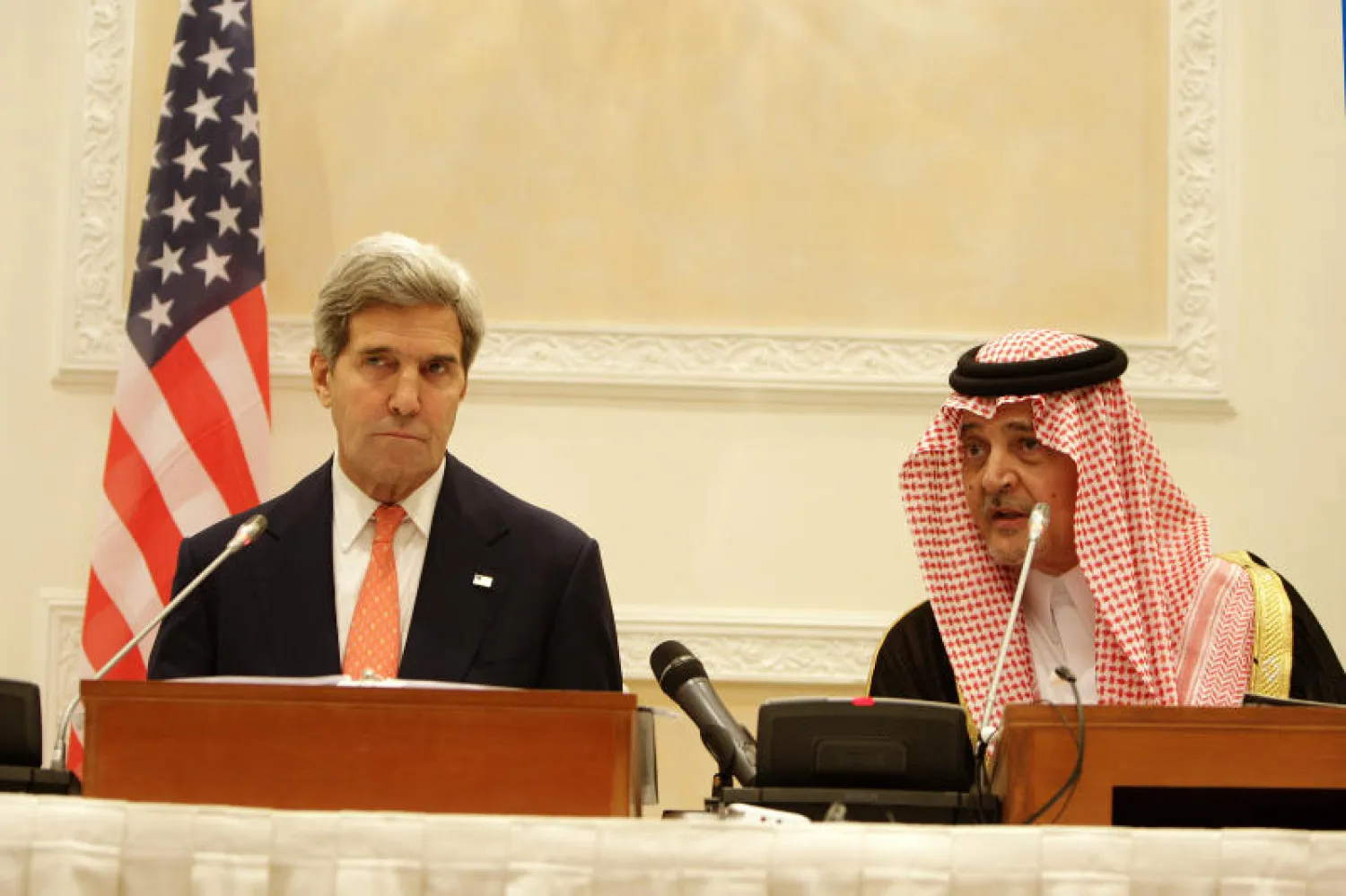الأمير سعود الفيصل ونظيره الأميركي جون كيري خلال مؤتمر صحفي عقد في الرياض 
