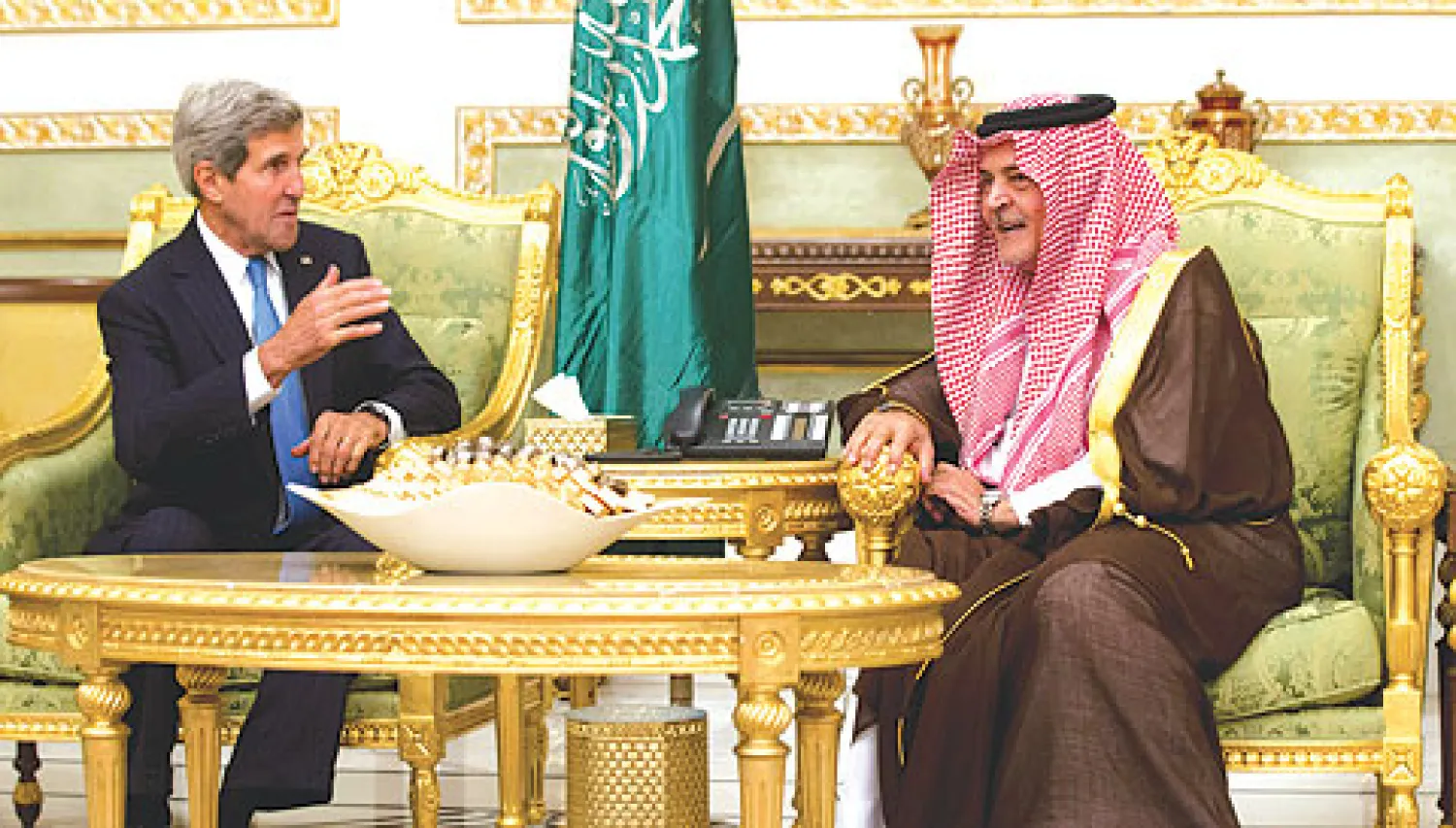 الأمير سعود الفيصل لدى استقباله وزير الخارجية الأميركي جون كيري في الرياض أمس (أ.ف.ب)