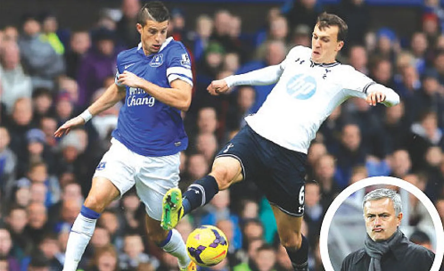 سباق على الكرة بين كيريشيس لاعب توتنهام (يمين) وميرالاس لاعب إيفرتون (رويترز) و في الاطار مورينهو غاضب من لاعبيه