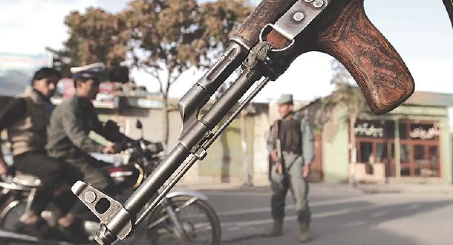 شرطي أفغاني يباشر عمله في نقطة تفتيش داخل العاصمة كابل أمس (أ.ب)