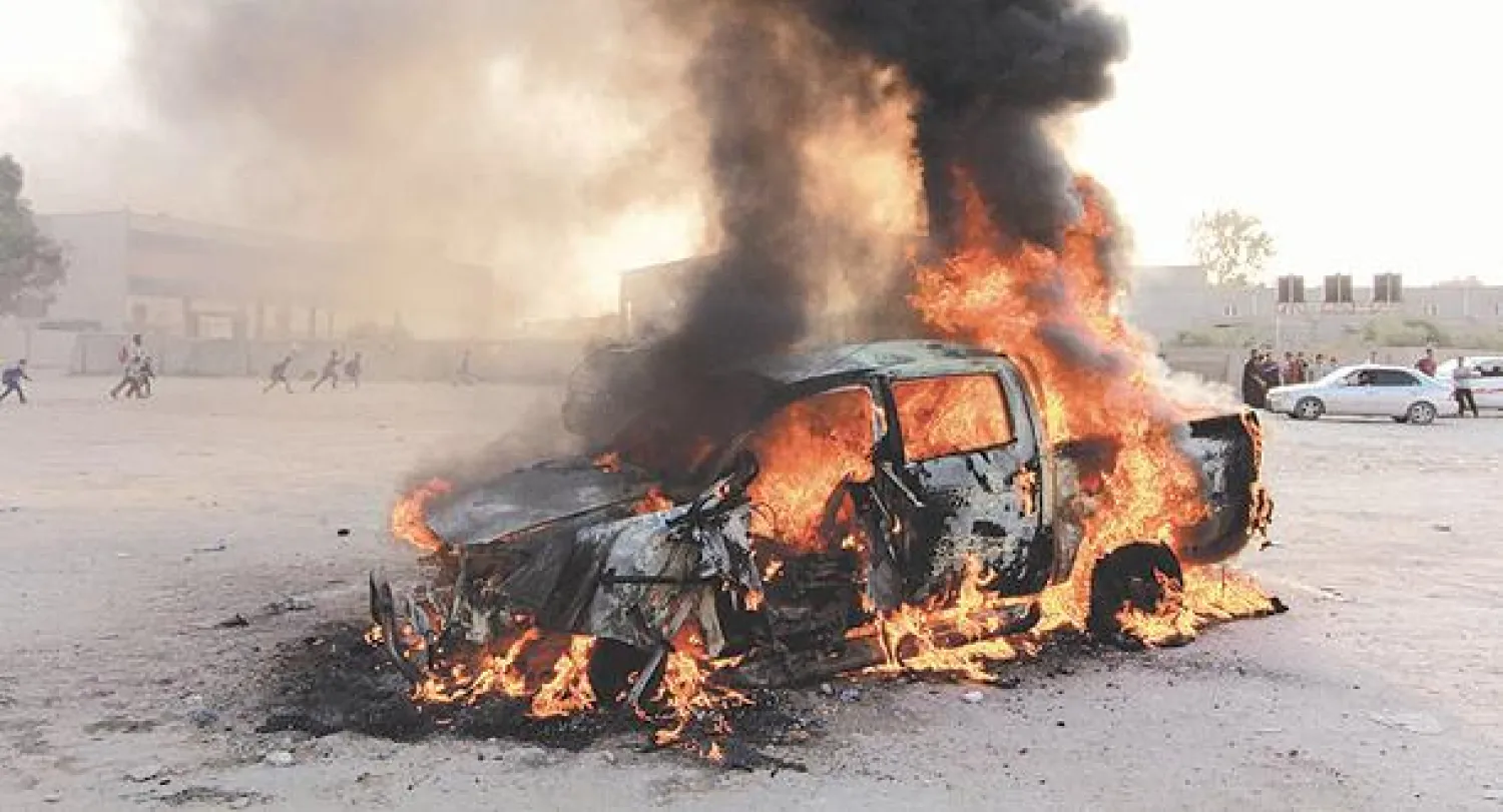 النيران تلتهم سيارة الضابط سليمان الفاسي الذي اغتاله مجهولون بعبوة ناسفة في بنغازي أول من أمس (رويترز)