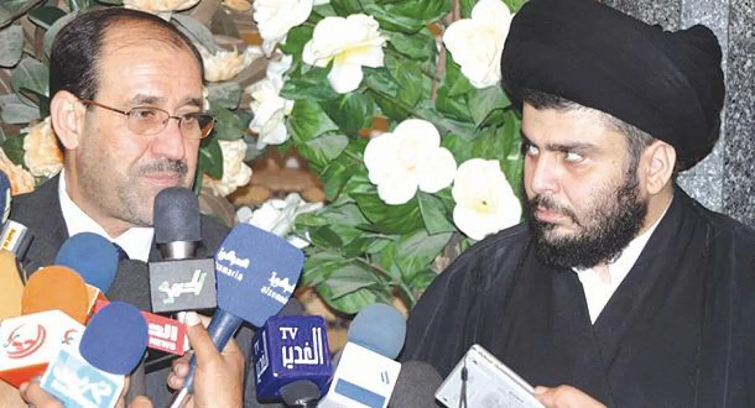 صورة أرشيفية تجمع رئيس الوزراء العراقي نوري المالكي وزعيم التيار الصدري مقتدى الصدر (إ.ب.أ)