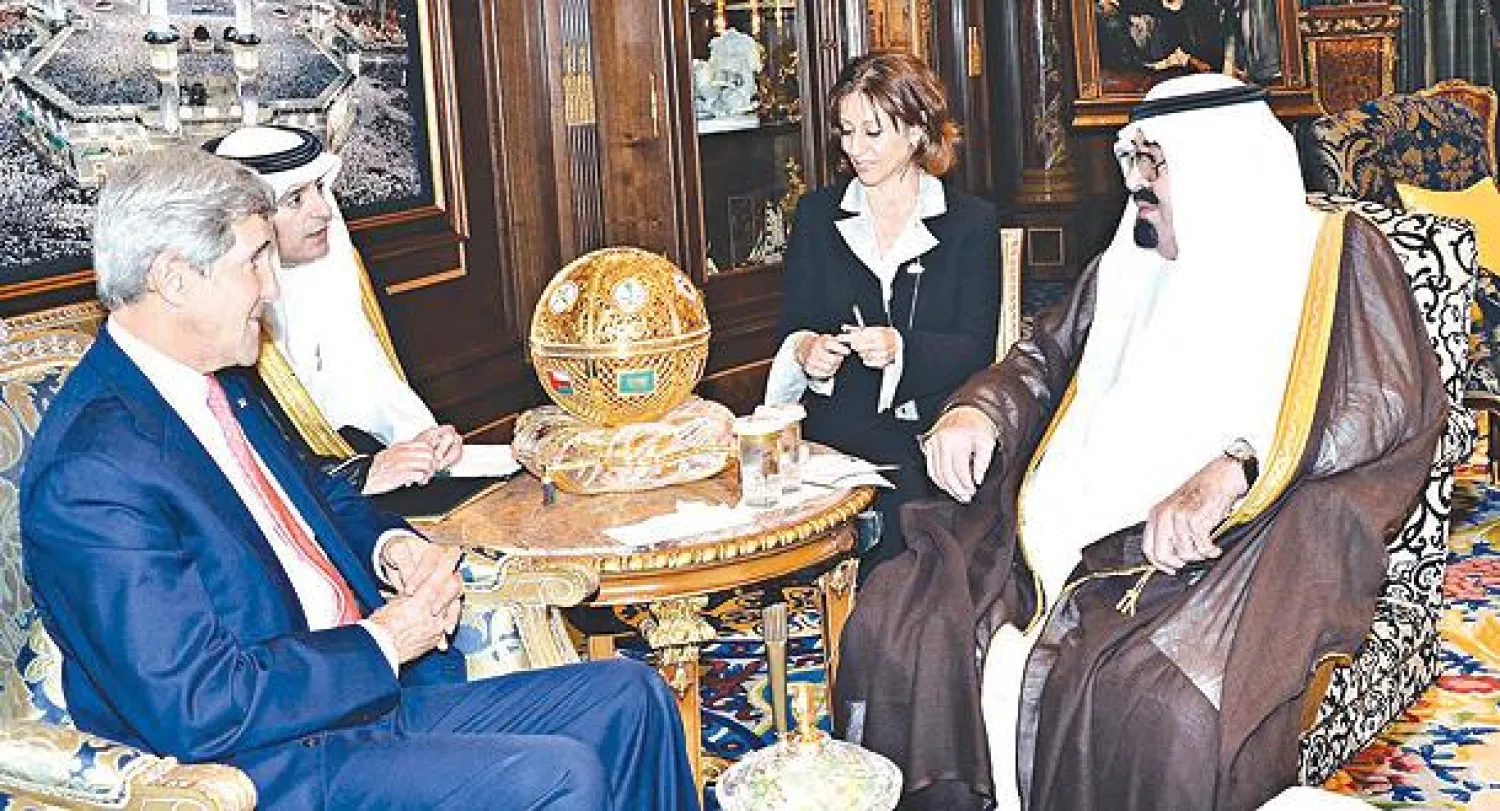 خادم الحرمين الشريفين خلال لقائه وزير الخارجية الأميركي في العاصمة الرياض أمس (واس)