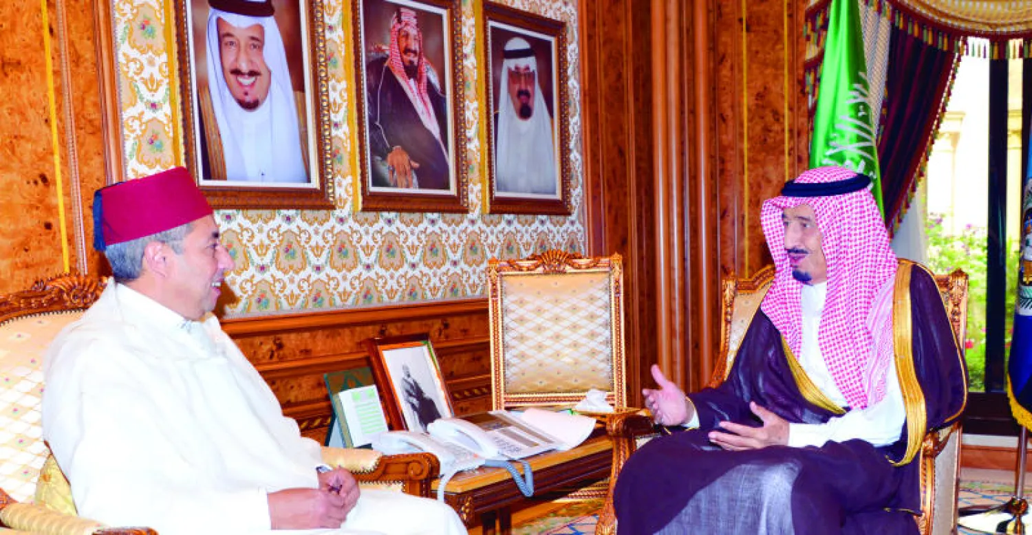 الأمير سلمان خلال استقباله وزير الدفاع اليمني (واس)