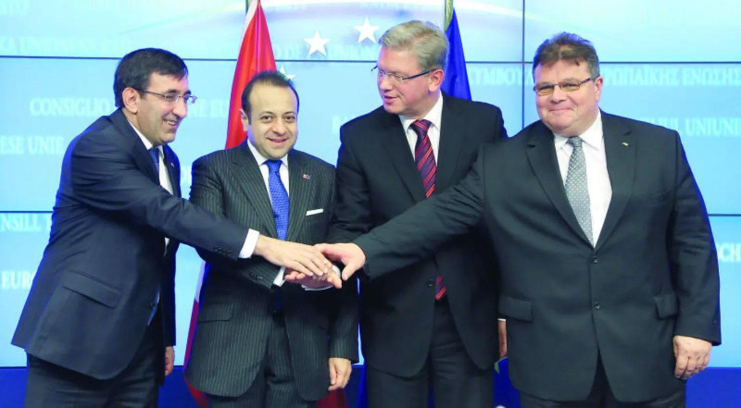 من يسار الصورة: وزير التنمية التركي جودت يلماز ووزير الشؤون الأوروبية التركي إيغيمن باغيش ومفوض التوسيع في الاتحاد الأوروبي ستيفان فولي ووزير الخارجية الليتواني ليناس لنيكافيشيوس (أ.ف.ب)