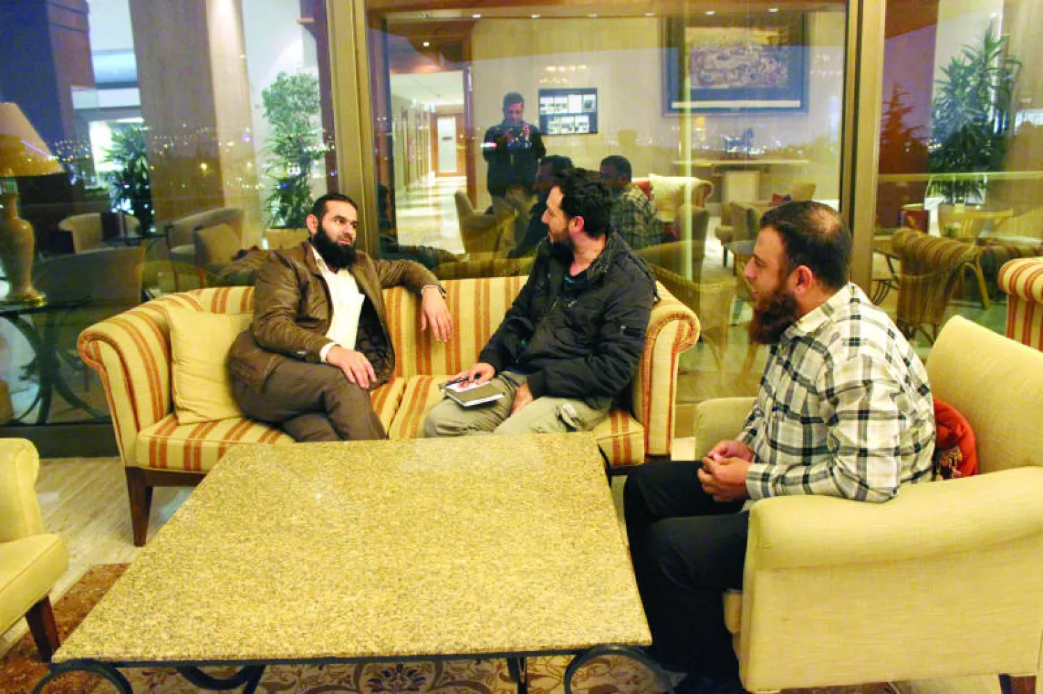 مقاتل يجهز سلاحه في حلب أمس (أ.ف.ب)