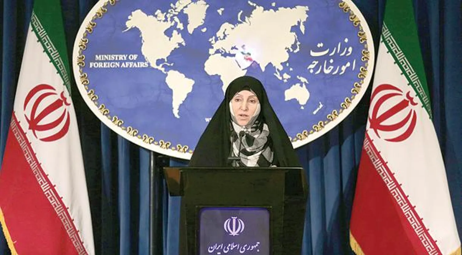 مرضية أفخم الناطقة الرسمية باسم وزارة الخارجية الإيرانية  تتحدث خلال المؤتمر الصحافي الاسبوعي في طهران أمس (أ.ف.ب)