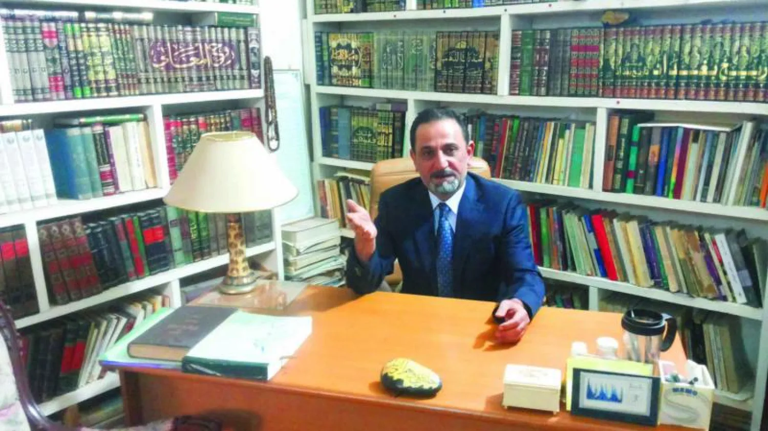 النسابة ميعاد الكيلاني في مكتبته ببغداد («الشرق الأوسط»)