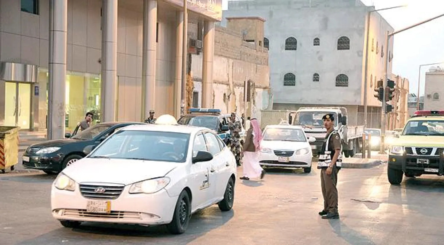 وفق آخر الإحصائيات فقد تم القبض على نحو 20 ألف مخالف لنظام الإقامة والعمل في السعودية حتى الآن وفي الصورة جانب من الحملة في الرياض (تصوير: خالد الخميس)