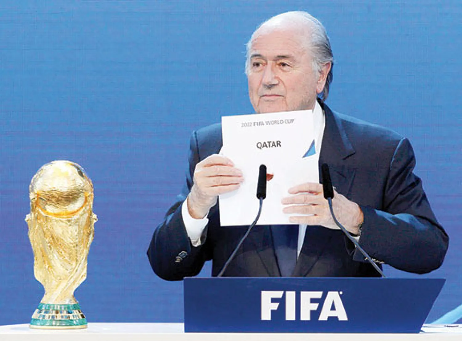 بلاتر خلال إعلانه فوز قطر بتنظيم مونديال 2022