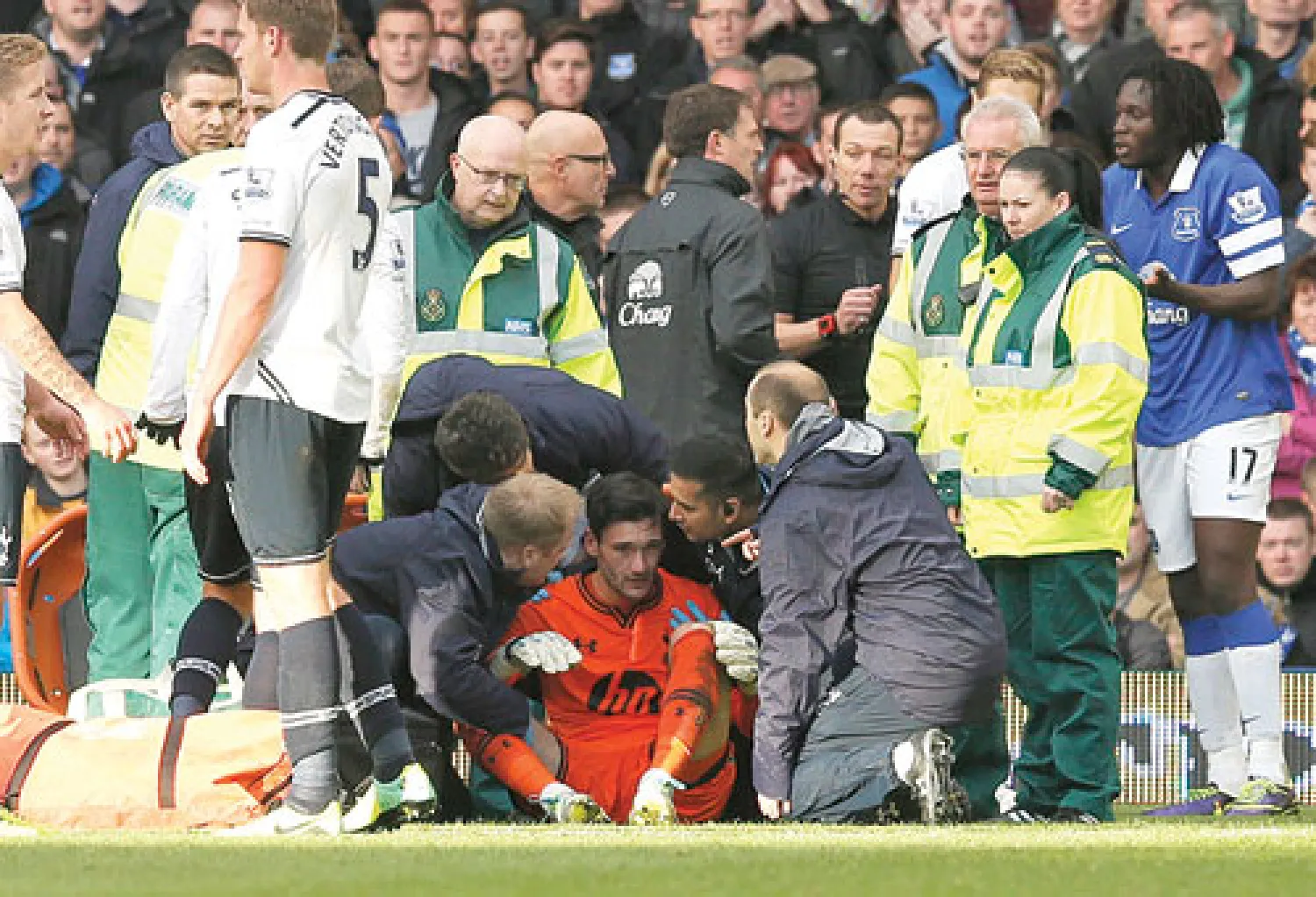 لوريس حارس توتنهام على الأرض محاطا بالجهاز الطبي وهو فاقد الوعي (رويترز)