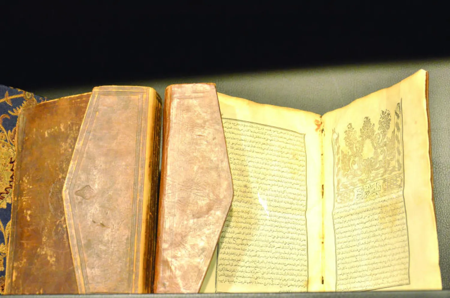 عرض 50 مخطوطة تاريخية وكتب نادرة في معرض الشارقة للكتاب