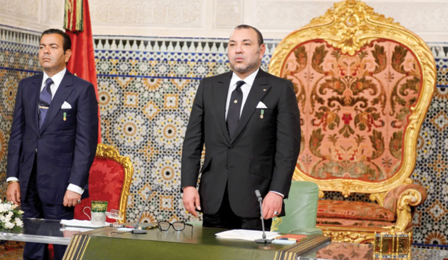 الملك محمد السادس قبل إلقائه خطابه الليلة قبل الماضية.. وبدا إلى جانبه شقيقه الأمير مولاي رشيد (ماب)