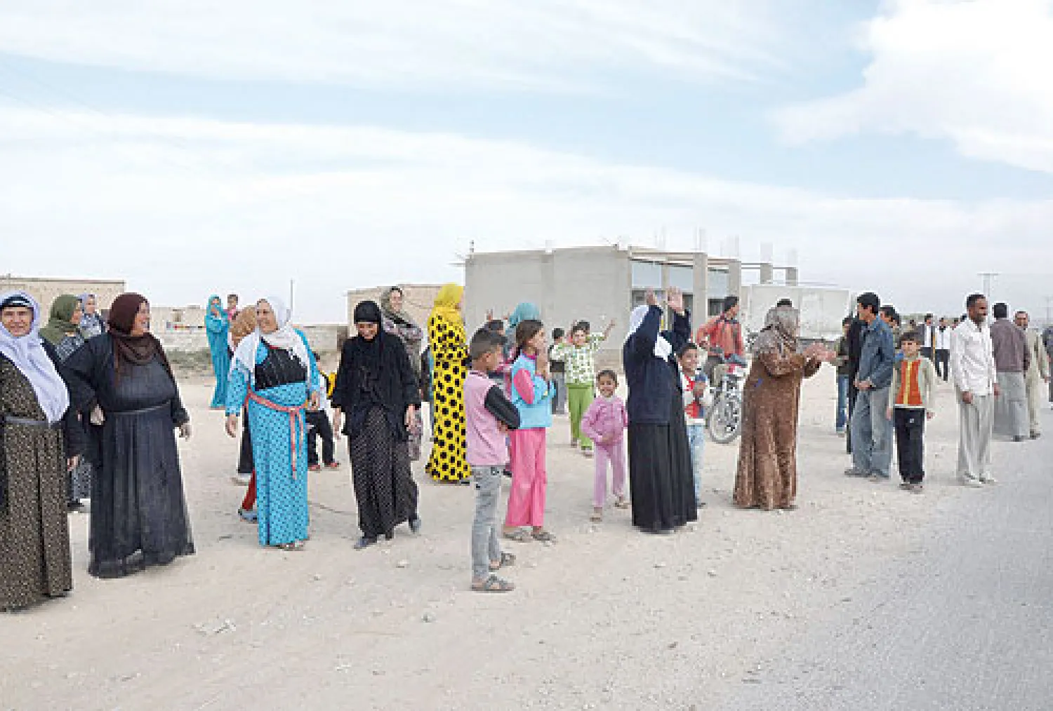 سوريون في مدينة رأس العين يستقبلون المقاتلين الأكراد بعد طردهم مسلحي «داعش» و«النصرة» من المنطقة (رويترز)