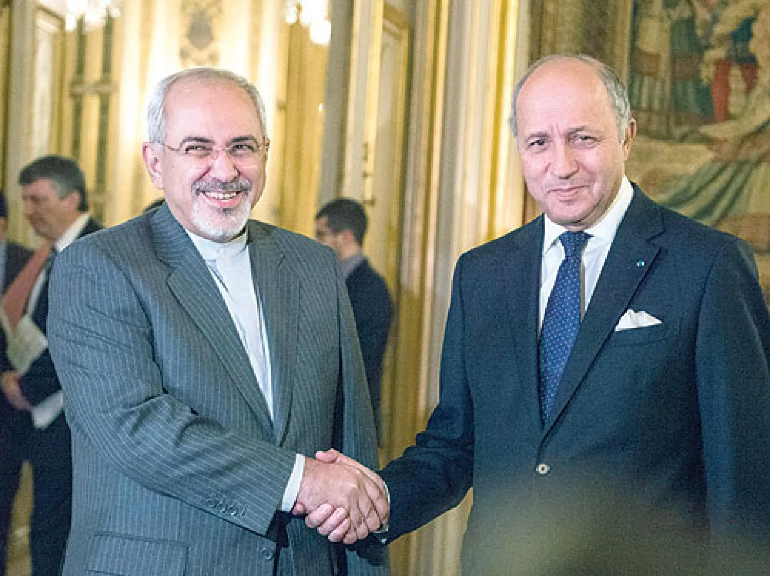 وزير الخارجية الفرنسي لوران فابيوس يرحب بنظيره الإيراني محمد جواد ظريف في باريس أول من أمس (أ.ب)