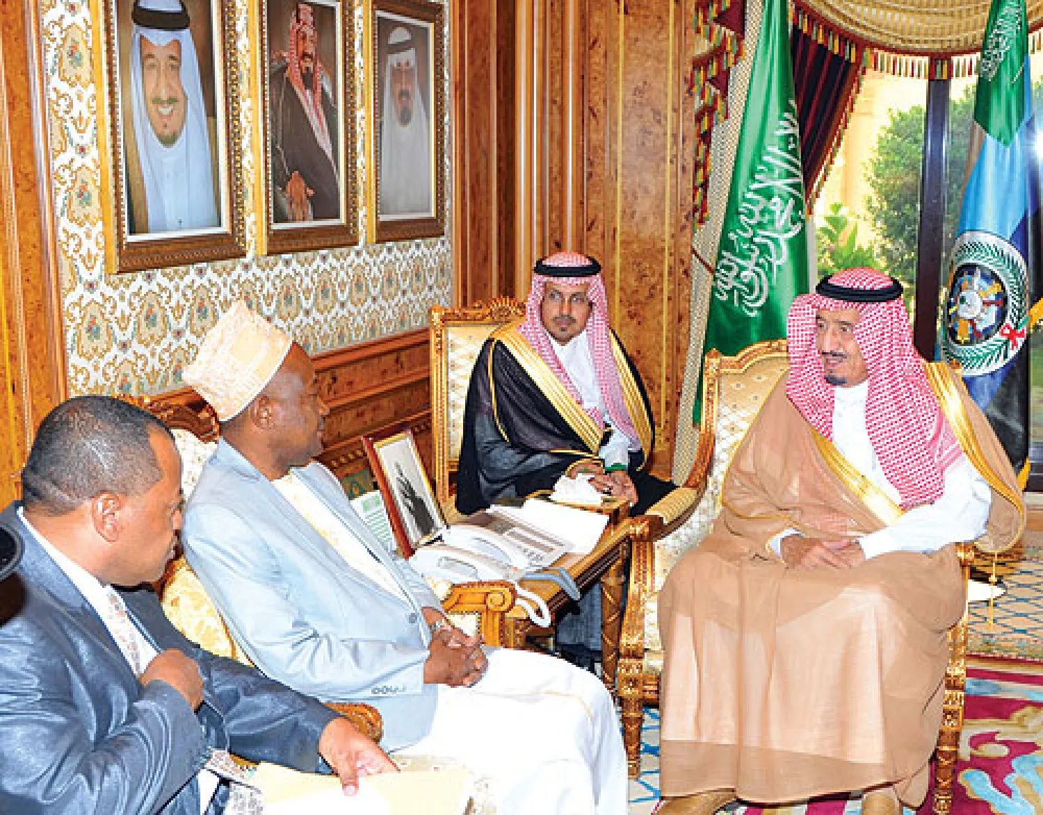 الأمير سلمان بن عبد العزيز خلال لقائه المسؤول القمري الذي سلمه رسالة من رئيس بلاده لخادم الحرمين الشريفين أمس (واس)