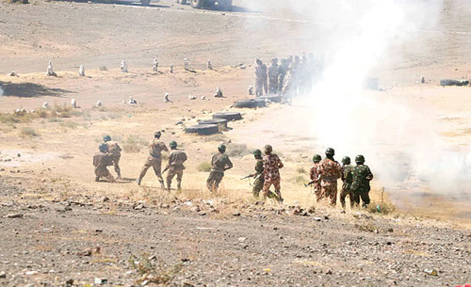 جنود يمنيون من الحرس الجمهوري لدى مشاركتهم في أحد التدريبات العسكرية في صنعاء أمس (رويترز)