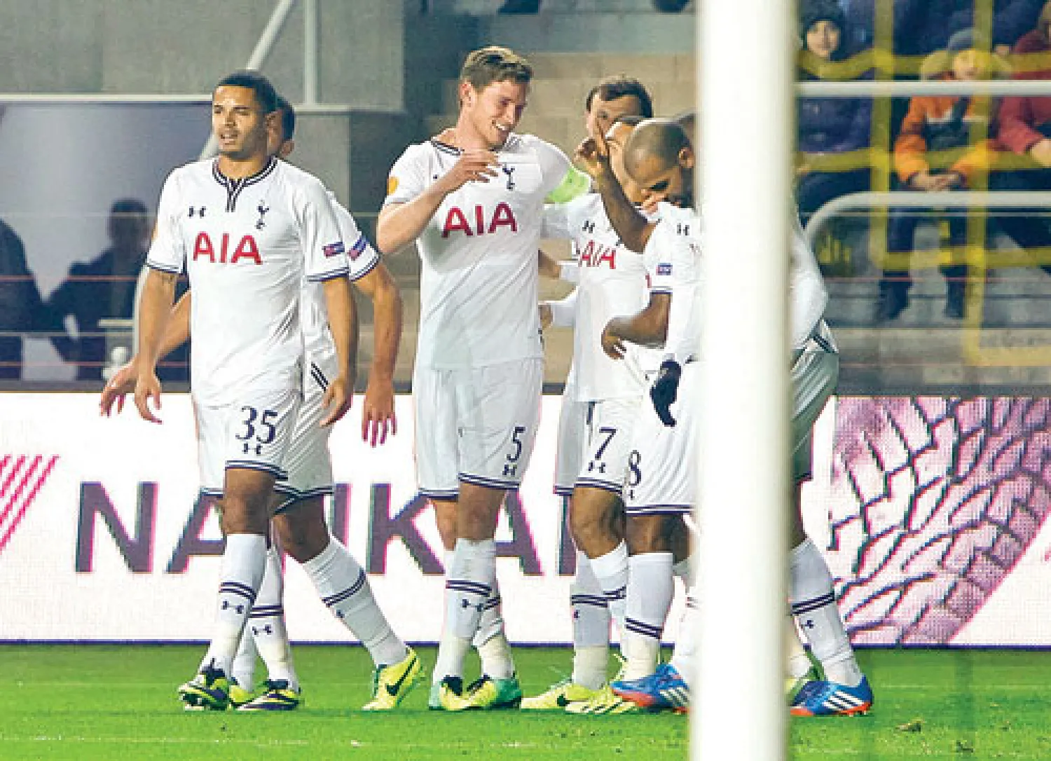 يان فيرتوغين مدافع توتنهام (رقم 5) يحتفل بافتتاحه أهداف فريقه في مباراة الذهاب أمام شيريف تيراسبول (أ.ب)